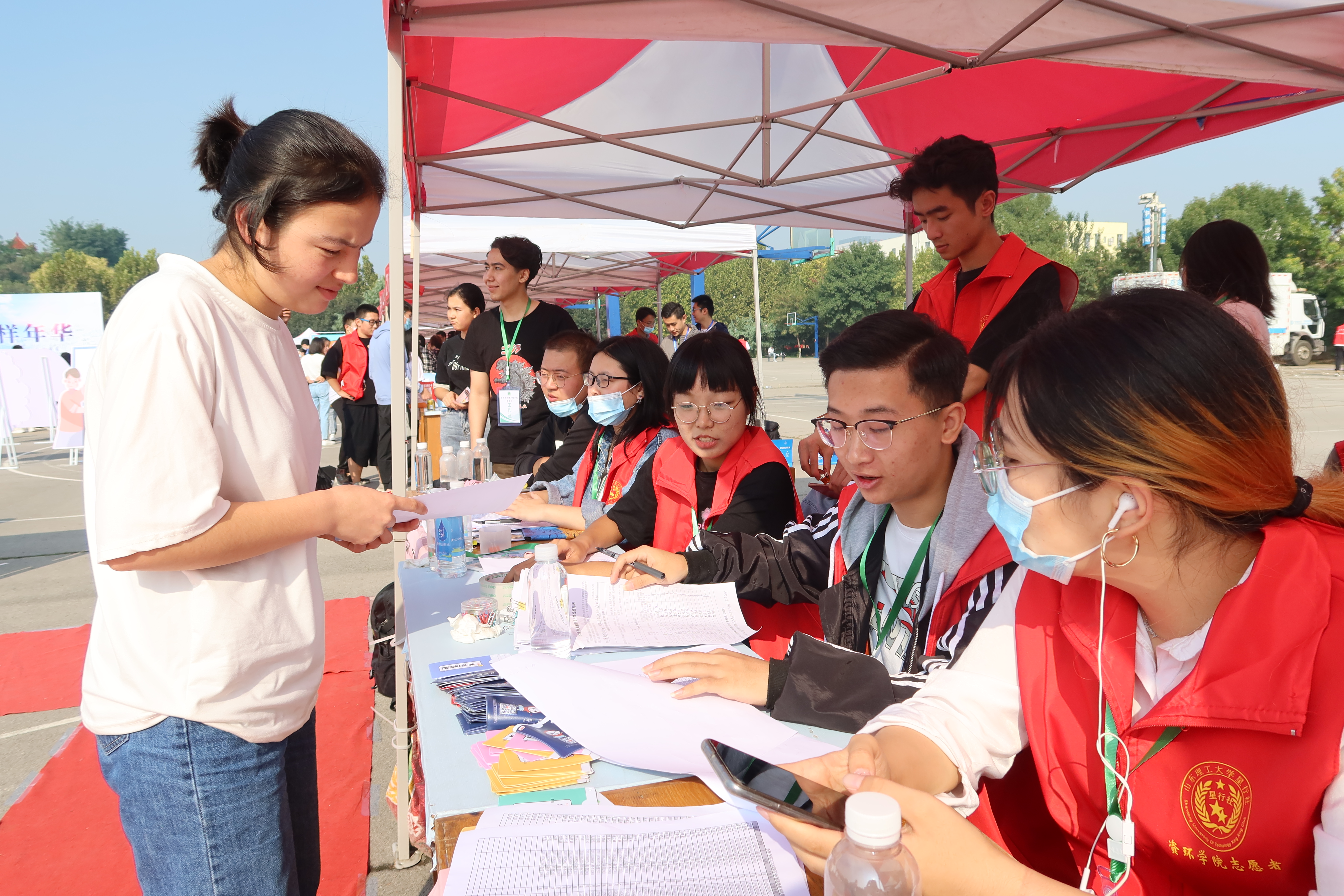 2020级班级导师,全体学生会成员和迎新志愿者来到现场迎接新生.